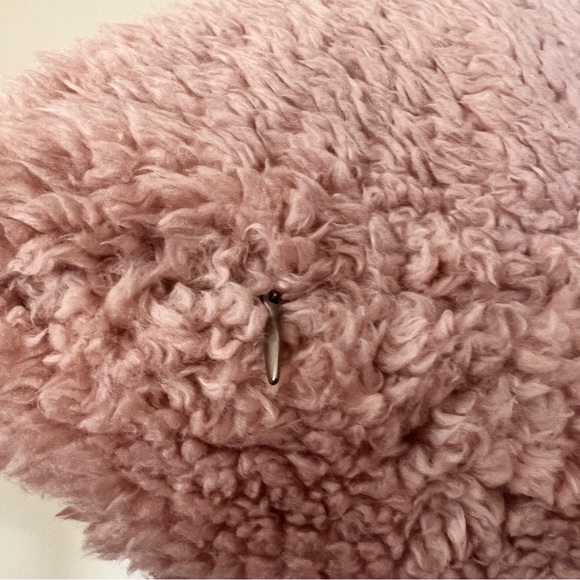 Set of 2 UGG pillows with duck feathers 20” x 20” - Picture 4 of 4